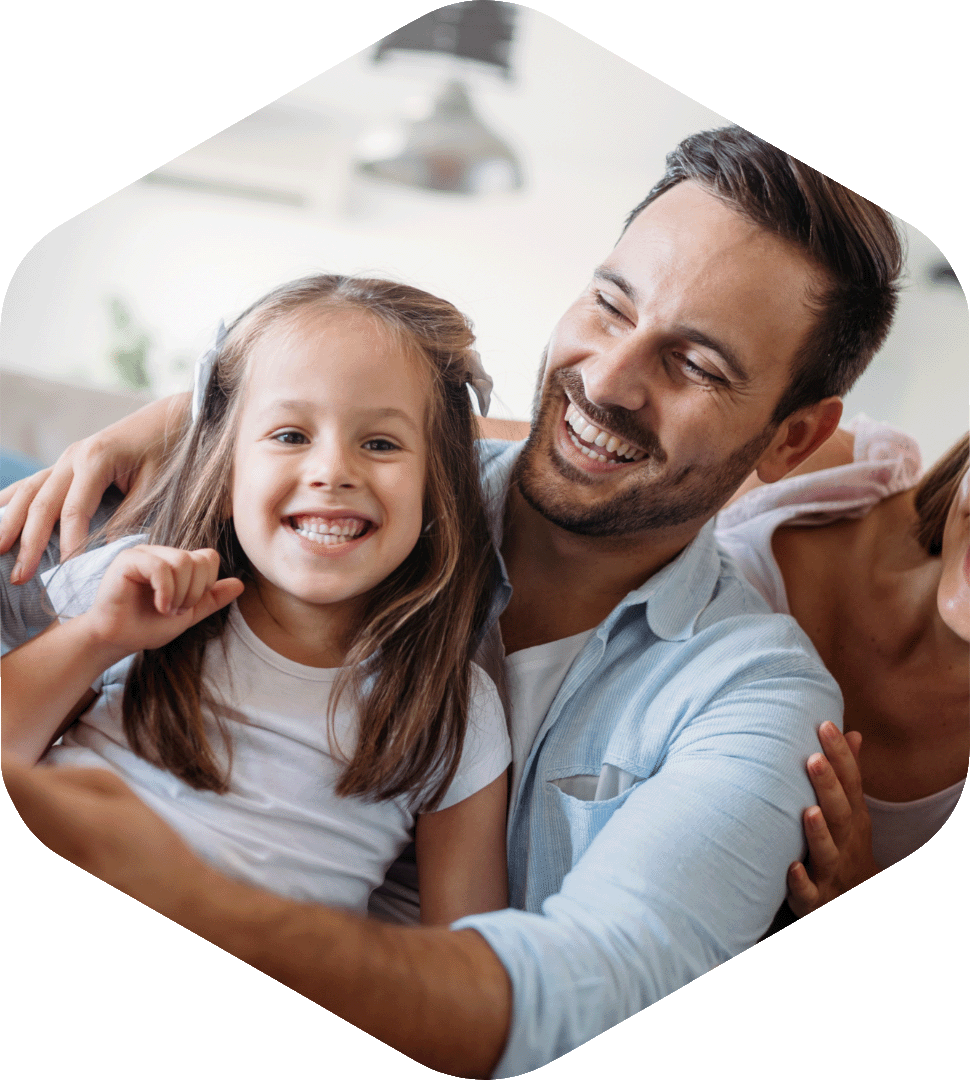 Une famille avec les parents et une fillette dans leur appartement. Une famille avec les parents et une fillette dans leur appartement.