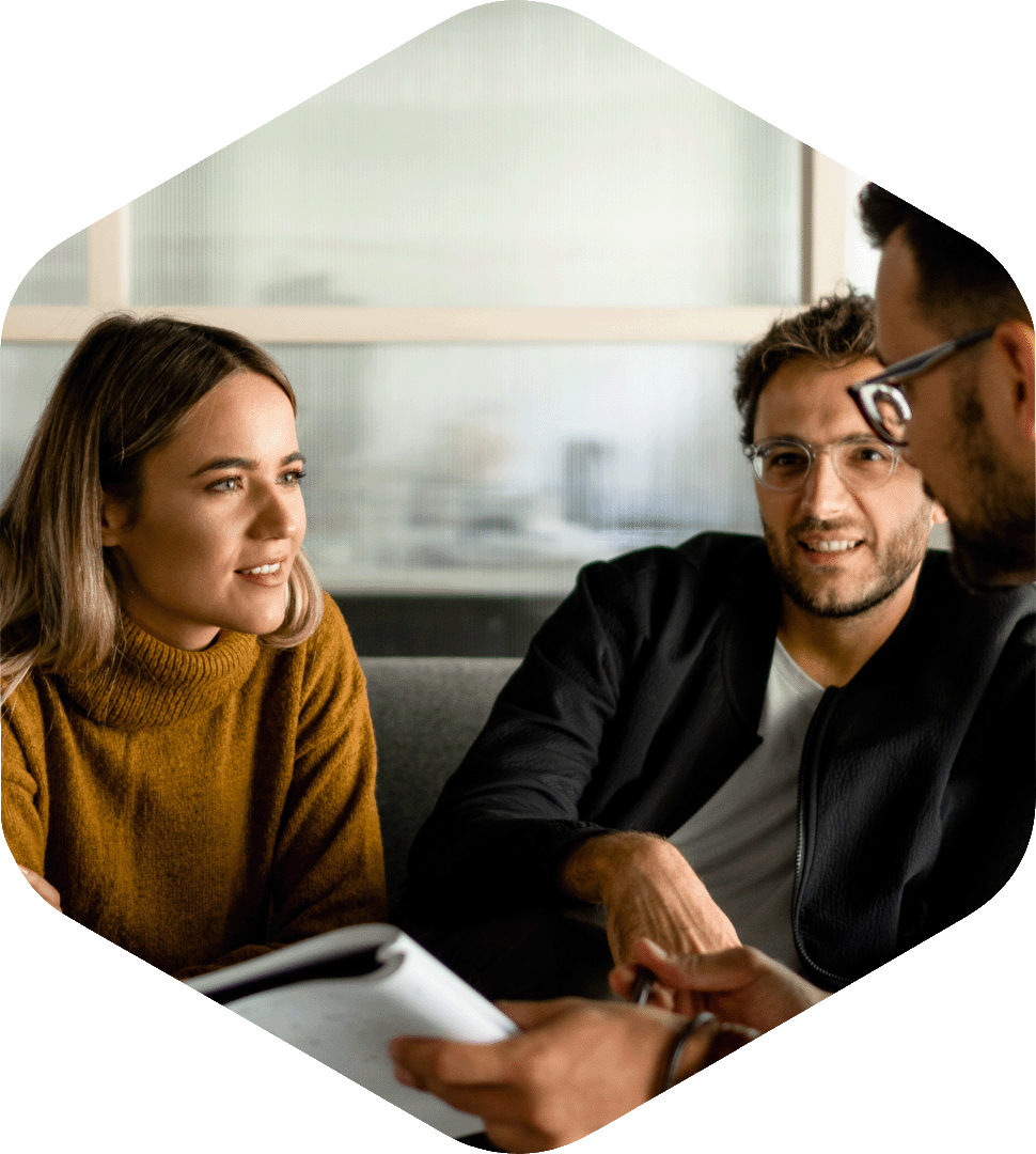 Un conseiller fait le point avec un couple de client sur l'évolution de leurs investissements