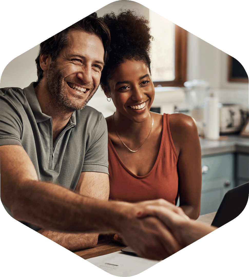 Un couple de trentenaires (jeunes) évoquant leur Plan Épargne Retraite