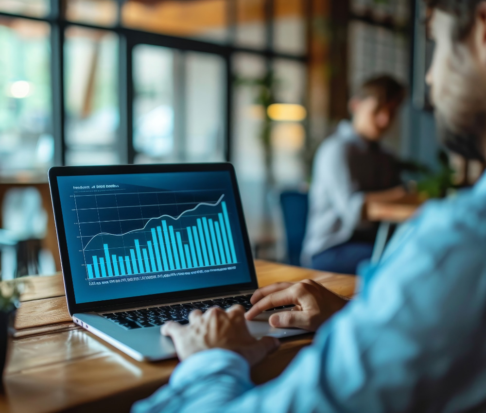 Vue sur l’ordinateur d’un investisseur en private equity Vue sur l'ordinateur d'un investisseur en private equity