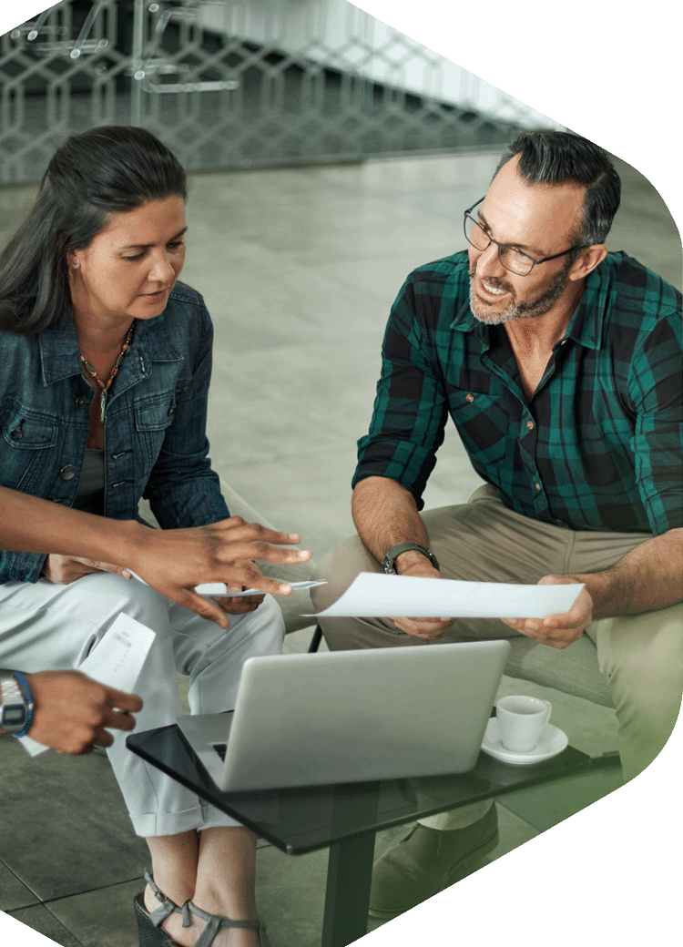 Un couple échange avec leur conseiller afin d'optimiser leur fiscalité Un couple échange avec leur conseiller afin d'optimiser leur fiscalité
