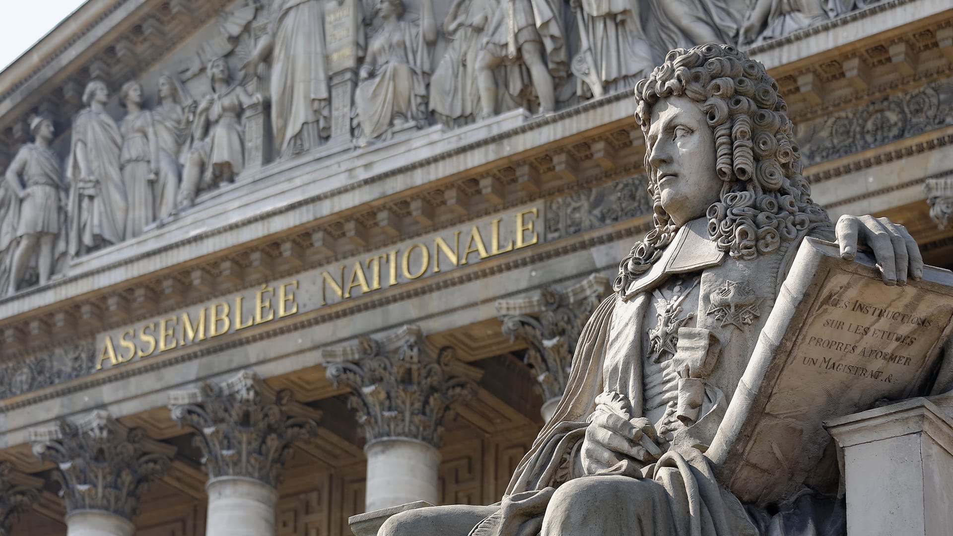 Devanture de l’Assemblée Nationale où pourrait se décider une augmentation des droits de mutation Devanture de l'Assemblée Nationale où pourrait se décider une augmentation des droits de mutation