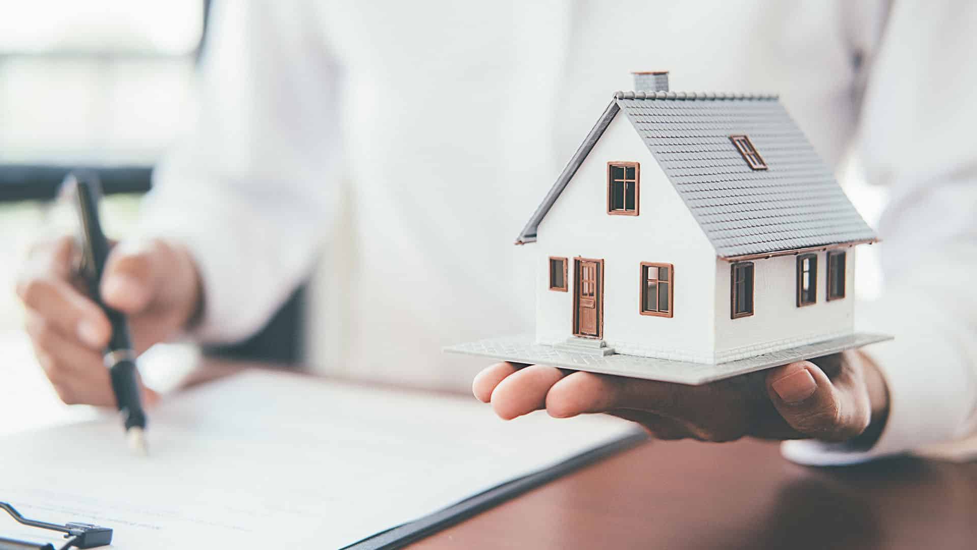 Notaire travaillant sur l’optimisation de la transmission du patrimoine immobilier d’un de ses clients Notaire travaillant sur l'optimisation de la transmission du patrimoine immobilier d'un de ses clients