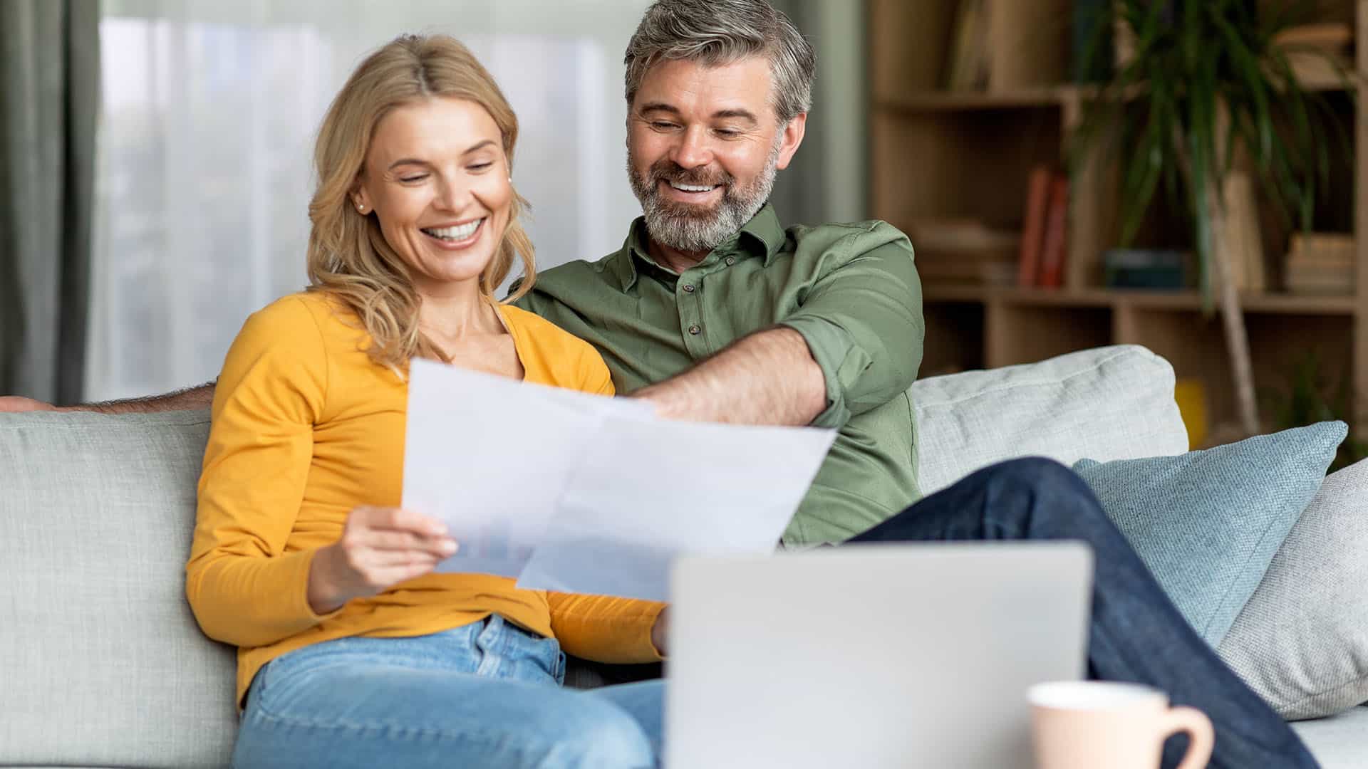 Un couple en train de lire leur contrat d’assurance-vie Un couple en train de lire leur contrat d'assurance-vie