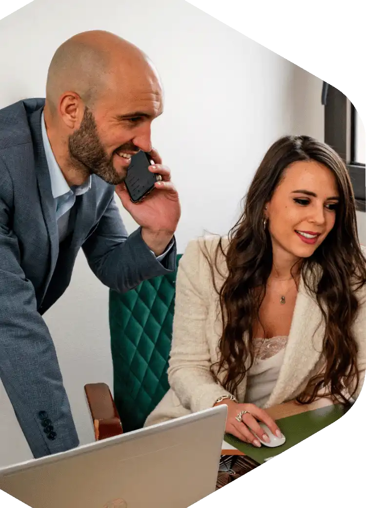 Deux collaborateurs du cabinet Les Hermines, au téléphone avec un client pour l'optimisation de son patrimoine Deux collaborateurs du cabinet Les Hermines, au téléphone avec un client pour l'optimisation de son patrimoine