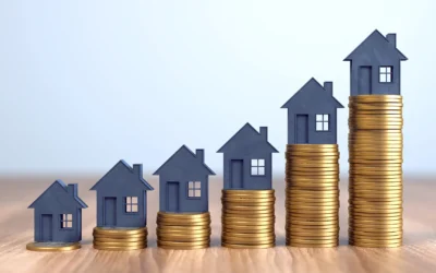 Croissance du patrimoine immobilier illustré par des piles de pièces avec une maison en haut de chacune des piles