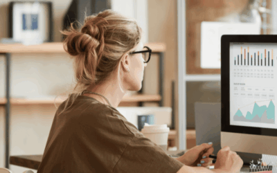 Femme en train de revoir ses Placements financiers pour les securiser
