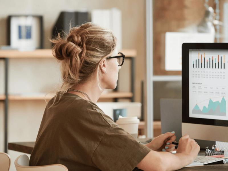 Femme en train de revoir ses Placements financiers pour les securiser
