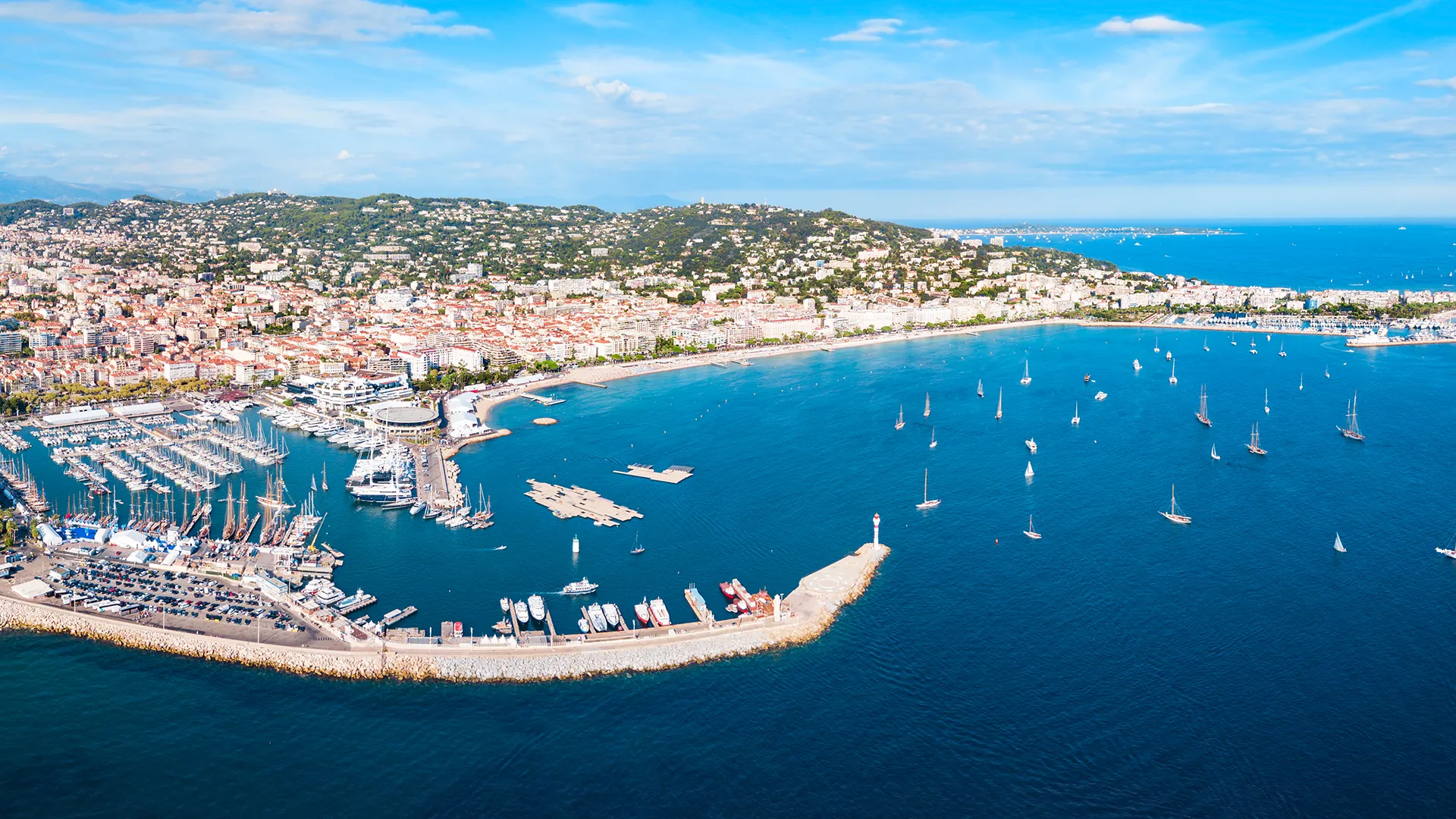 Port et plage de Cannes en vue aérienne depuis la mer