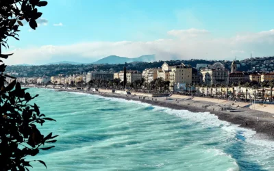 Vue depuis l'est de la côte et la promenade de Nice