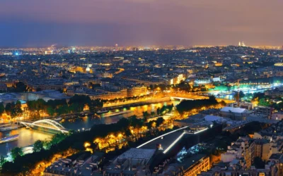 Vue sur Paris depuis la Tour Eiffel, de nuit. Vue magique sur Paris