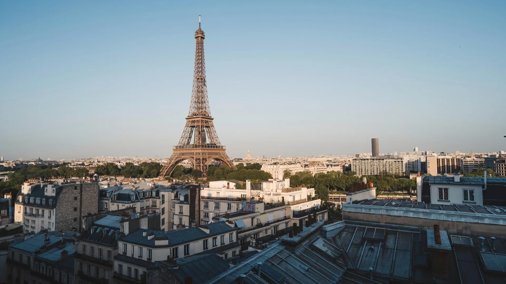 Vue de Paris sur la Tour Eiffel, depuis un immeuble proche du Champs de Mars Vue de Paris sur la Tour Eiffel, depuis un immeuble proche du Champs de Mars