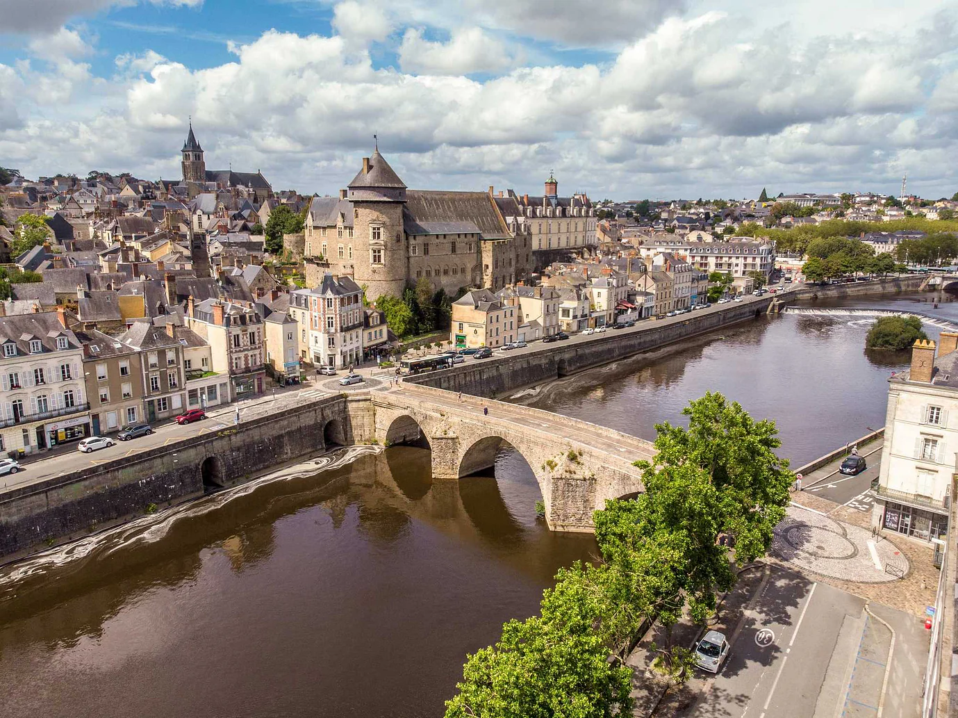 Le Vieux Pont et le château médiéval de Laval au bord de la rivière Mayenne